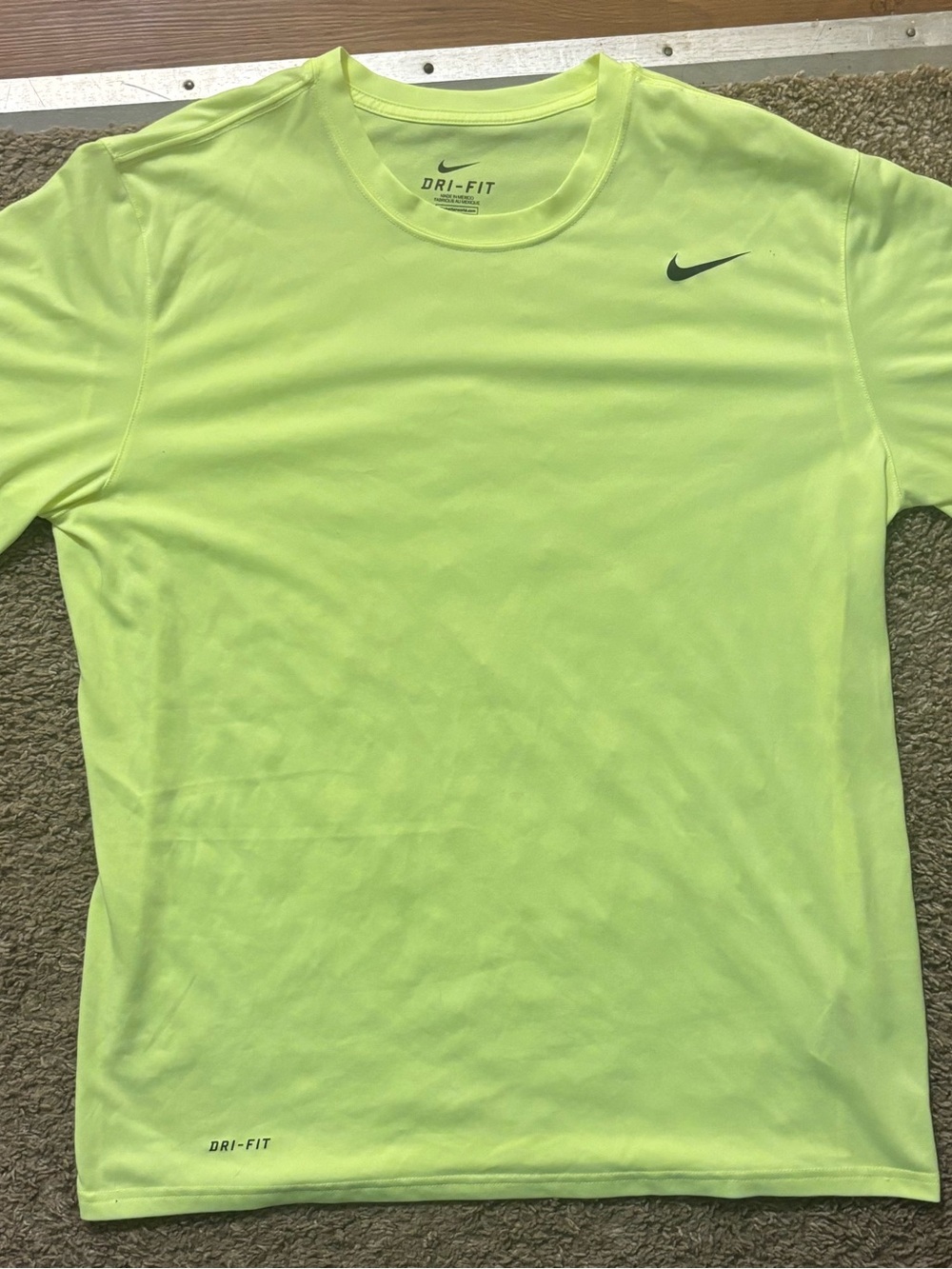 Nike Dri-FIT Men’s Lg NWOT Neon Yellow Short-Sleeve Performance Shirt